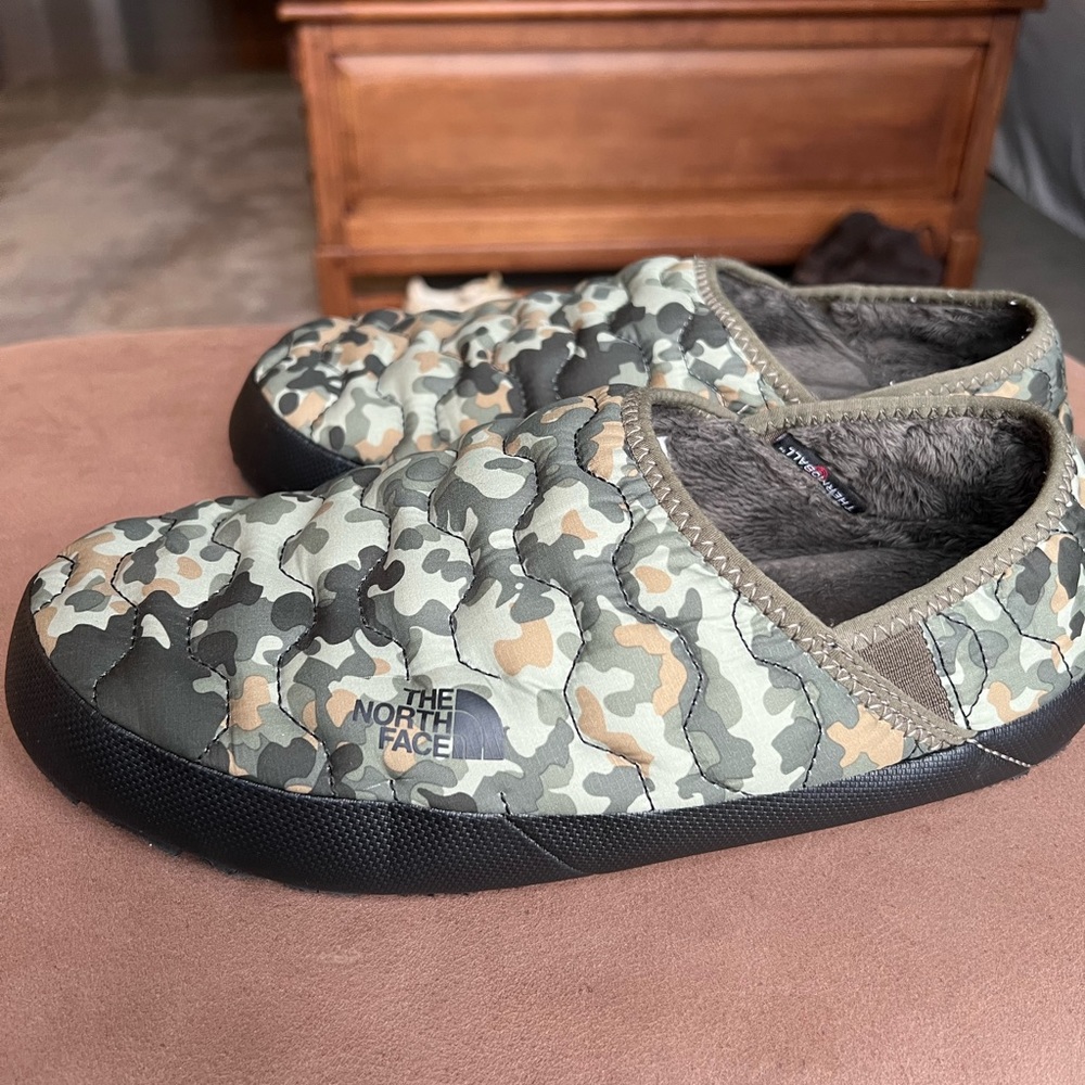 The North face puffer slippers!
